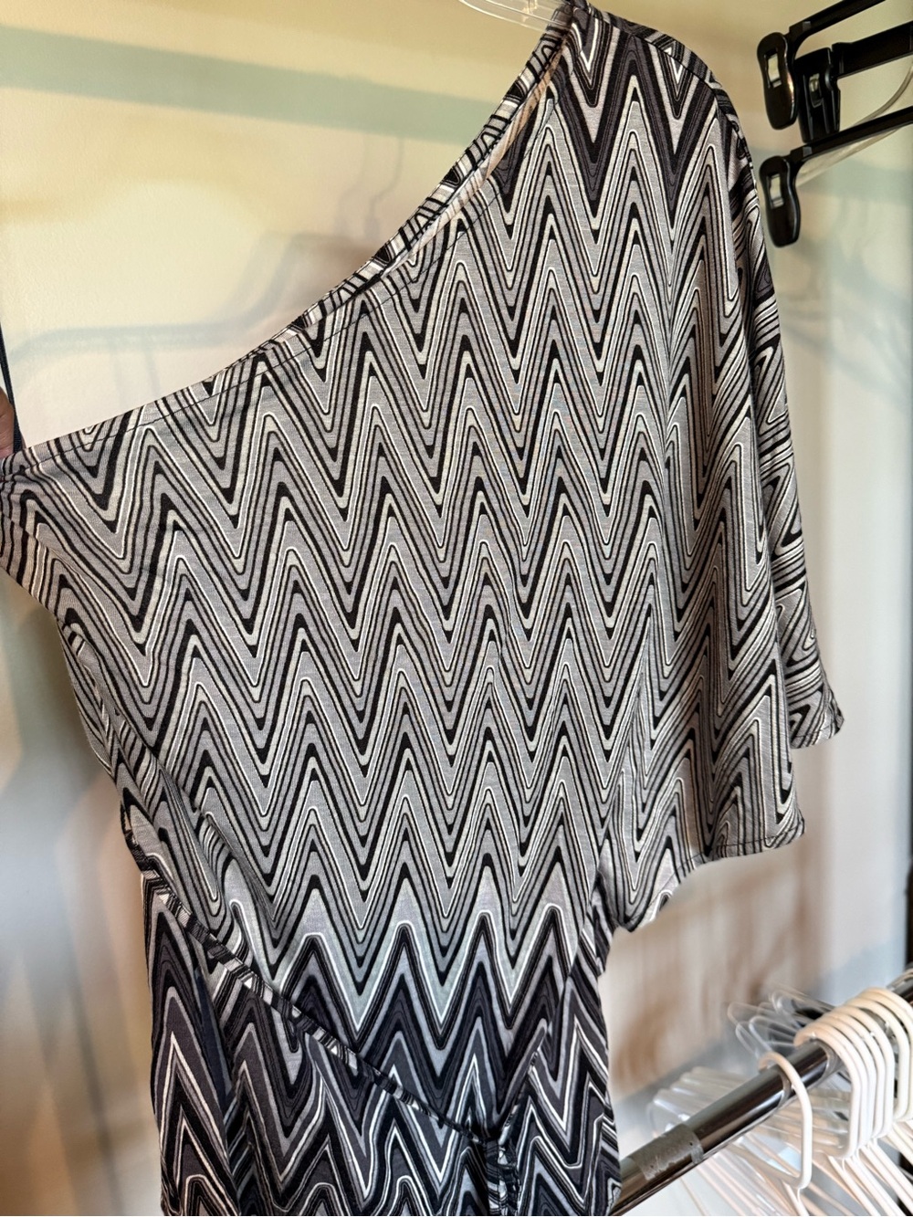 Express Black & White One-Shoulder Zigzag Top - Picture 5 of 6